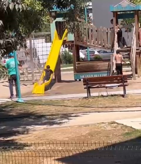Beton mikserinin altında duş alıp, tazyikli tabanca ile yıkandılar 