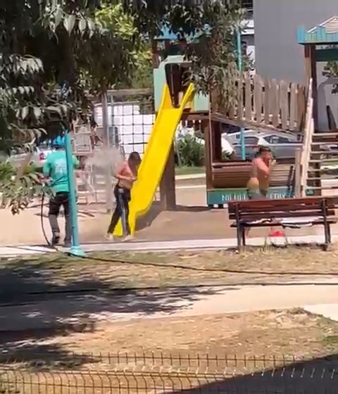 Beton mikserinin altında duş alıp, tazyikli tabanca ile yıkandılar 