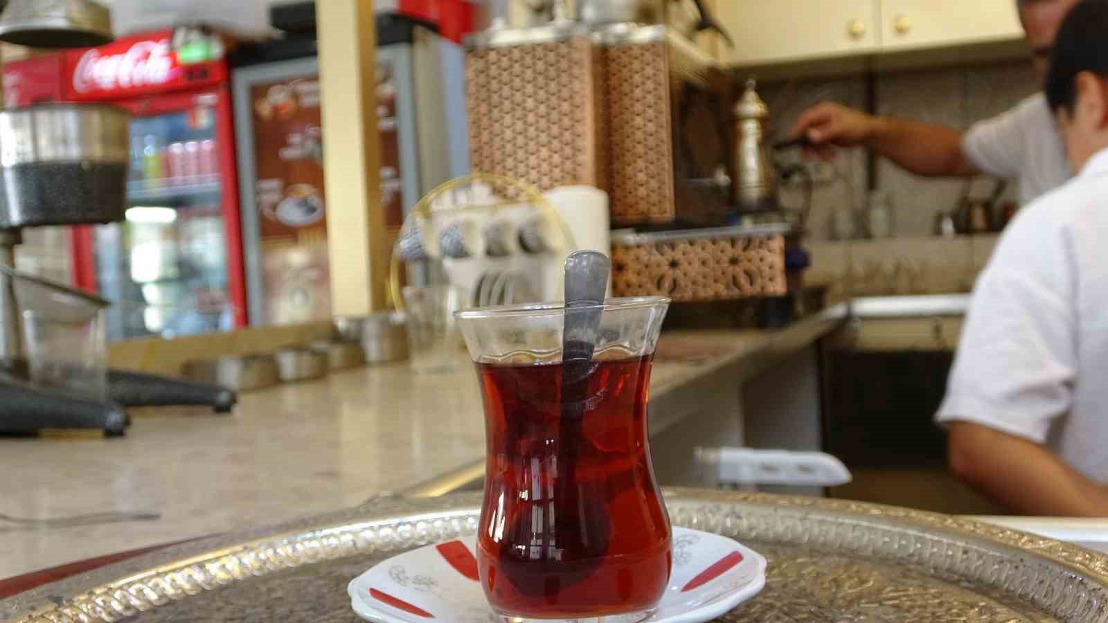 Mardinliler kavurucu sıcaklara rağmen çaydan vazgeçmiyor 
