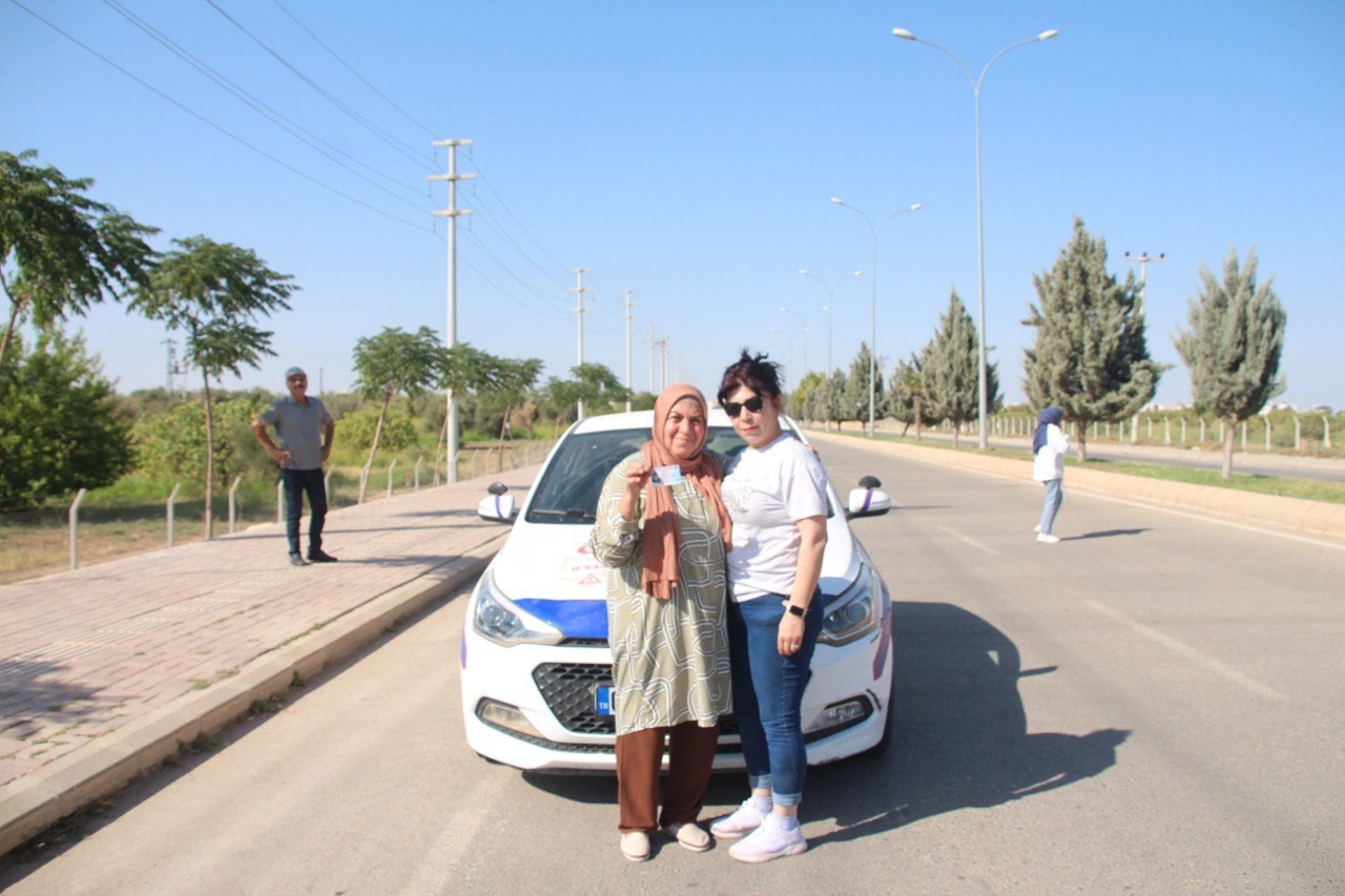 Torununu sınava götürdü, kendisi ehliyet sahibi oldu 