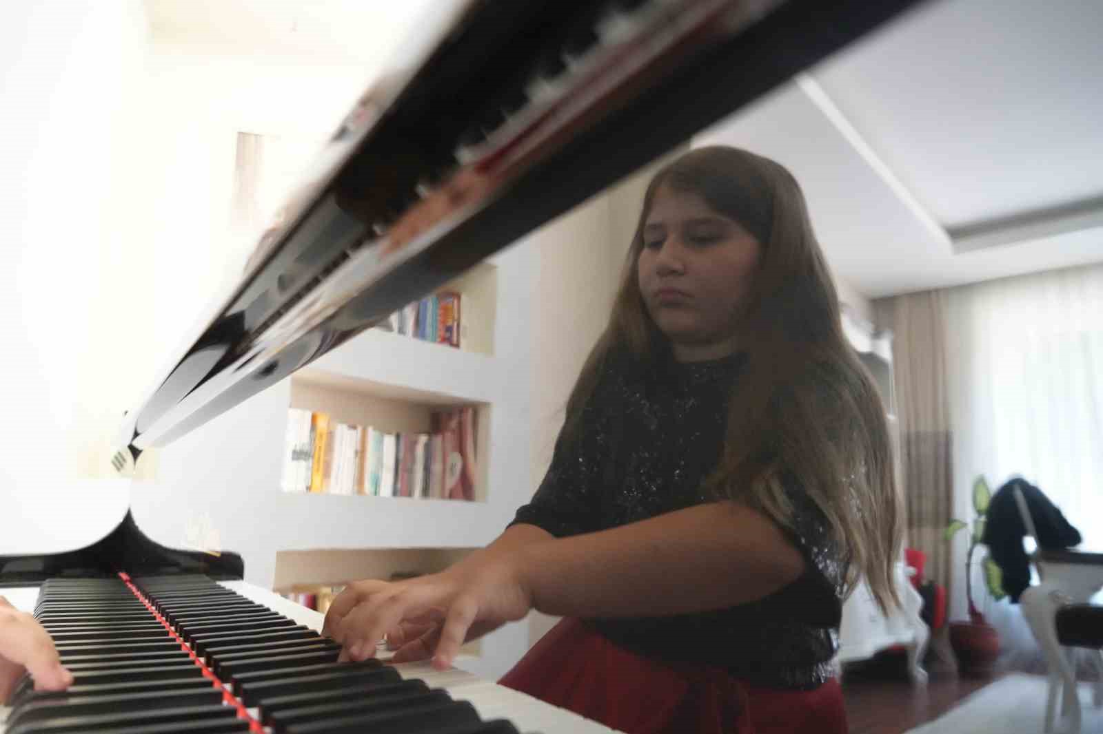 Piyanonun genç yeteneği Elif, yarışmada birinci oldu 