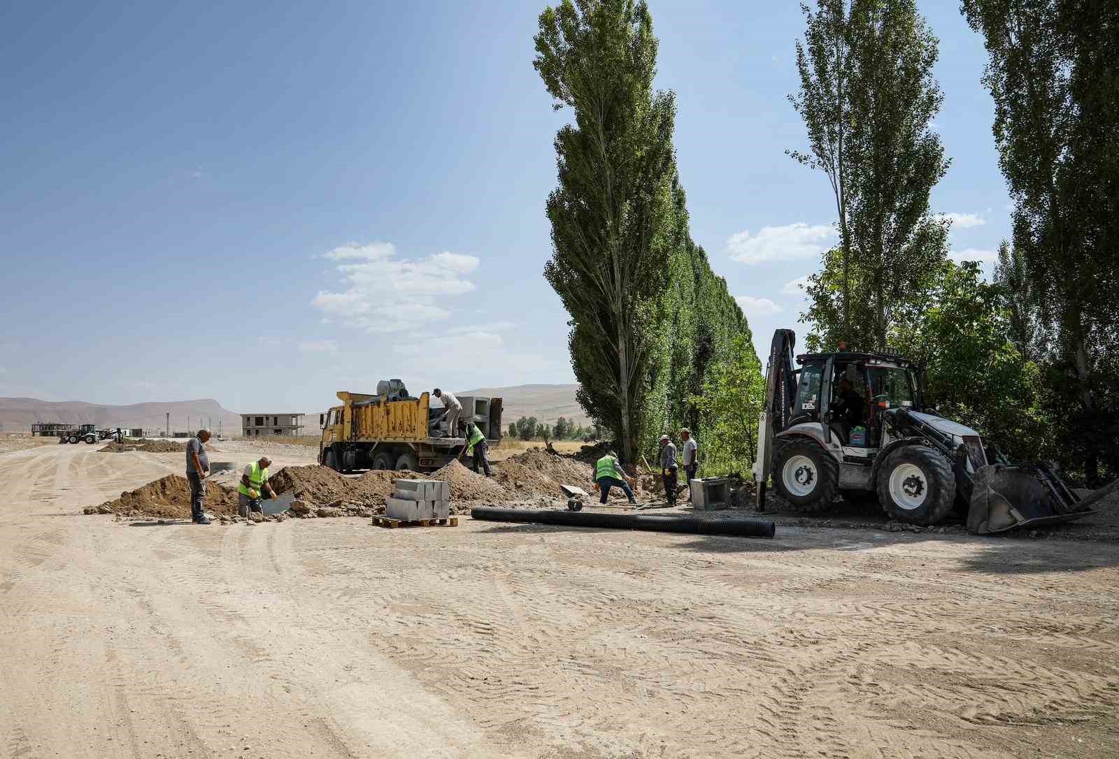 Van Büyükşehir Belediyesi Elmalık Yolu’nda çalışmalarını sürdürüyor 