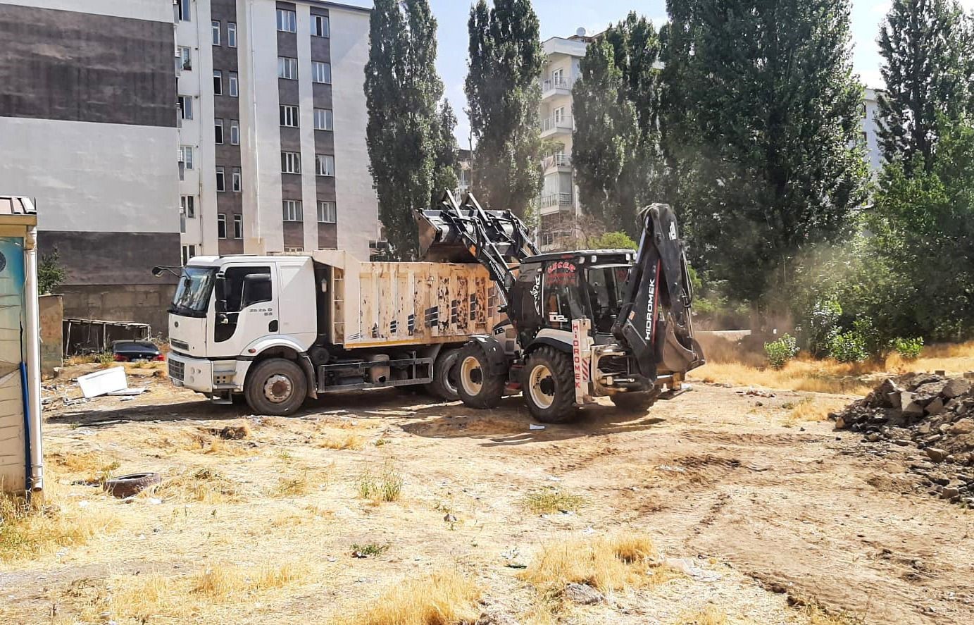 Van Büyükşehir Belediyesi’nden hafriyat temizleme çalışması 
