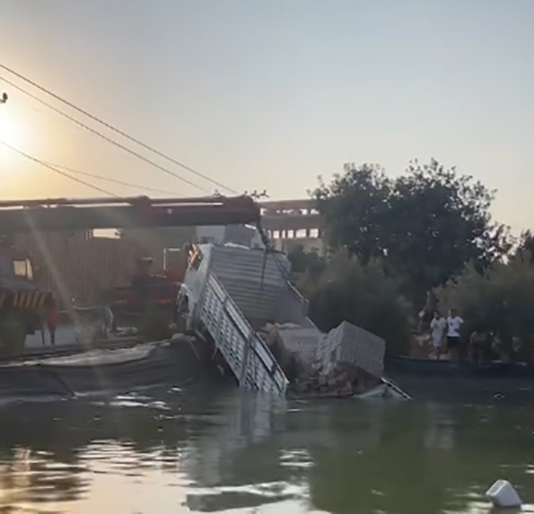 Mersin’de freni patlayan kamyon sulama havuzuna düştü