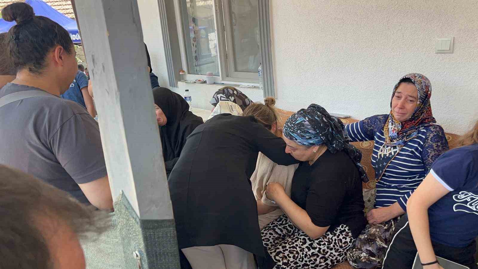 Bakan Yardımcısı Yenigün, şehidin babasına ve eşine başsağlığı diledi 
