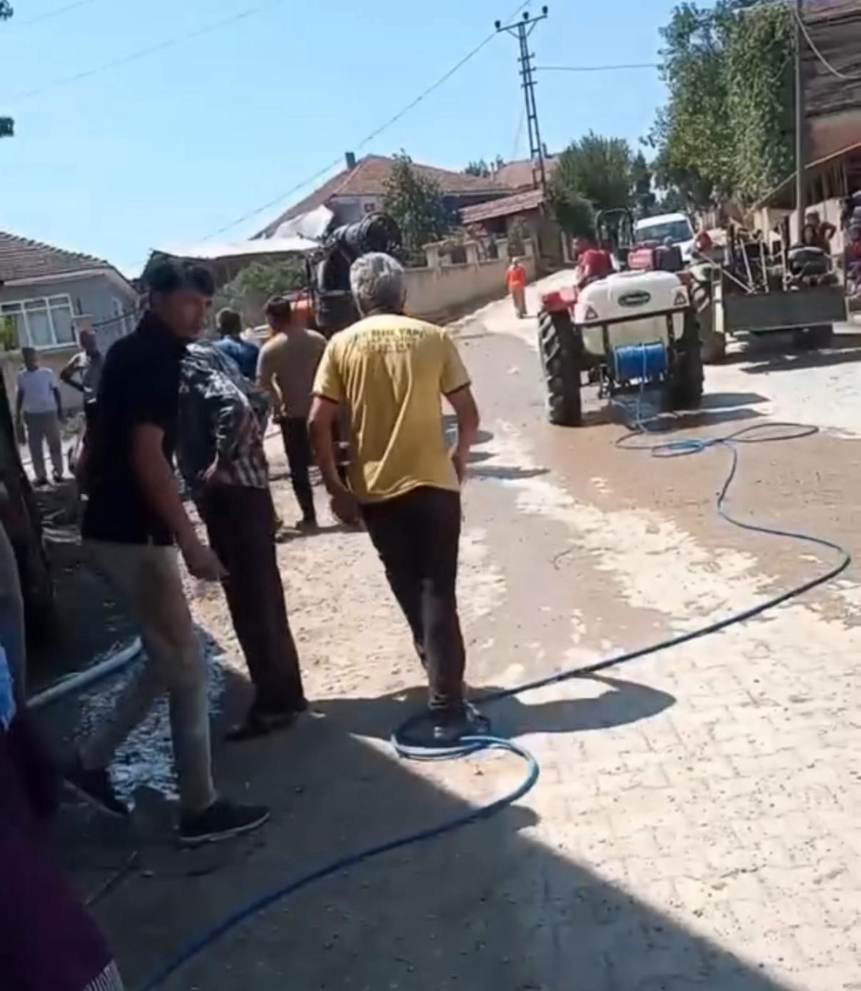 Anız yangını rüzgarın etkisi ile eve sıçradı 
