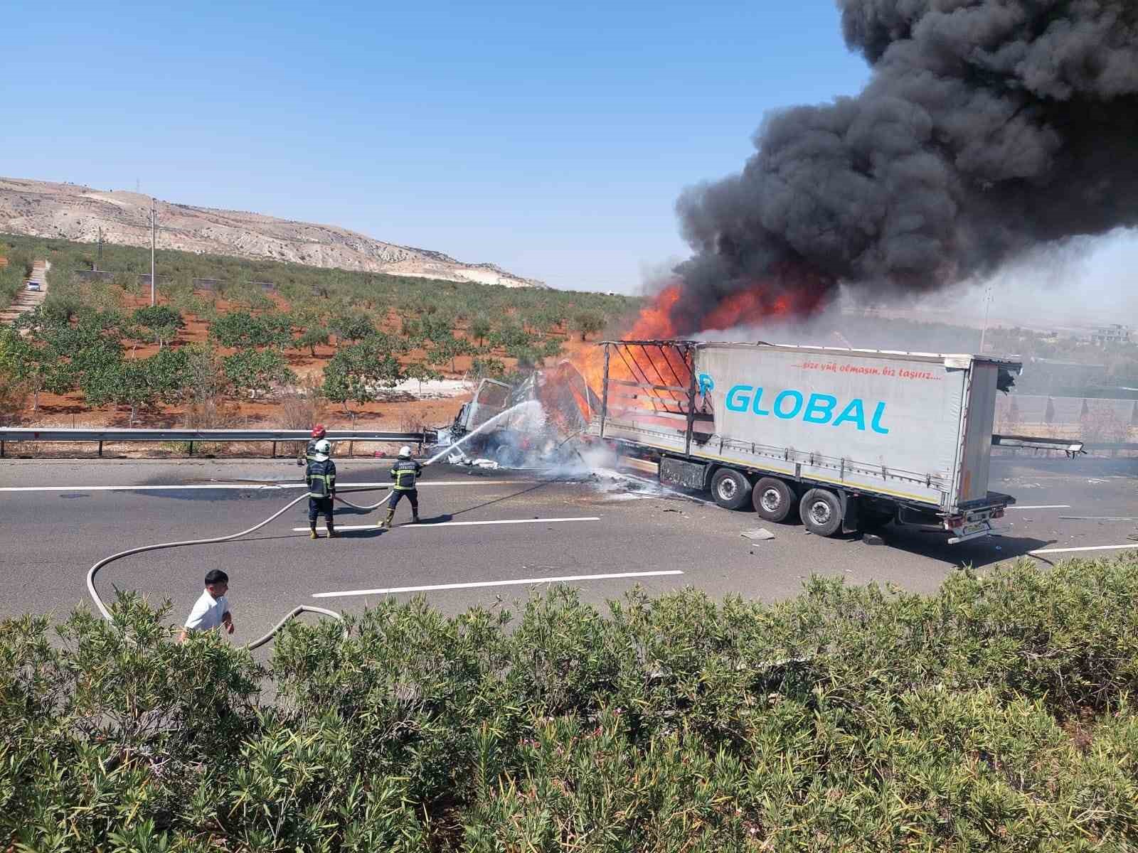 Park halindeki tıra çarpan tır alev topuna döndü: Feci kaza kamerada