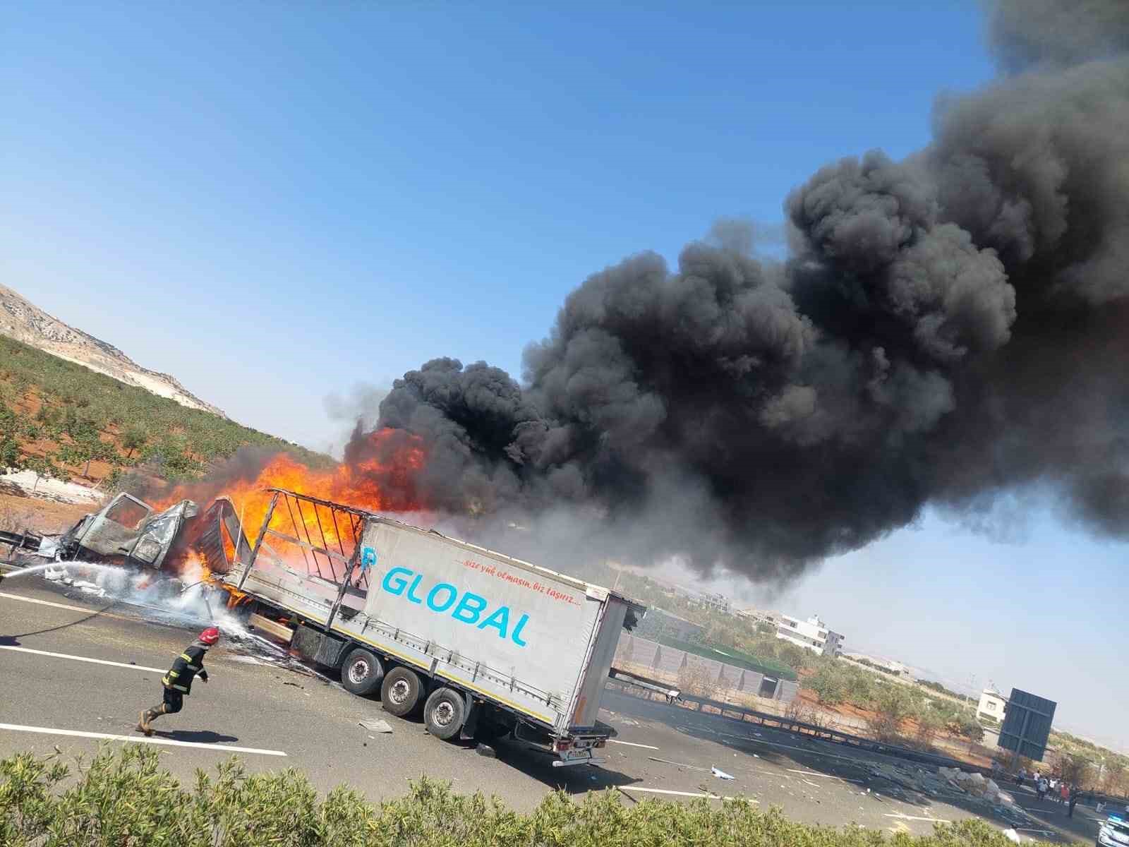 Park halindeki tıra çarpan tır alev topuna döndü: Feci kaza kamerada 