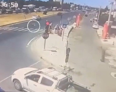 Otomobilin çarptığı kişi metrelerce savuruldu: O anlar kamerada 