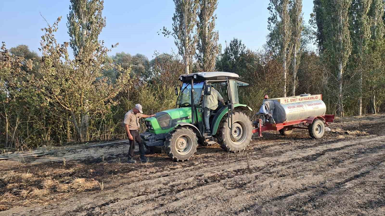 Kütahya’da 8 dönüm arazi ve 180 balya saman küle döndü 