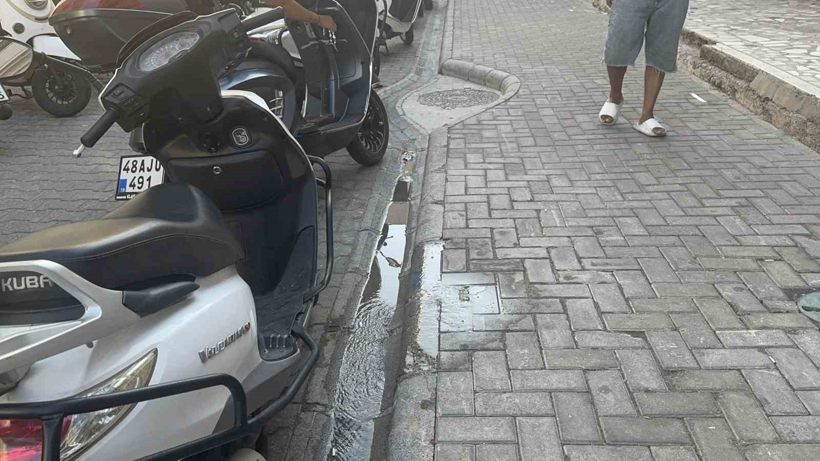 Marmaris’te 5 gündür tonlarca su boşa akıyor 