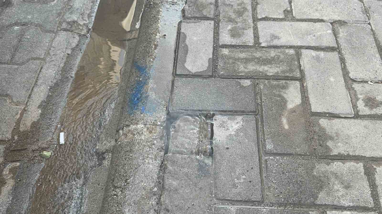 Marmaris’te 5 gündür tonlarca su boşa akıyor 