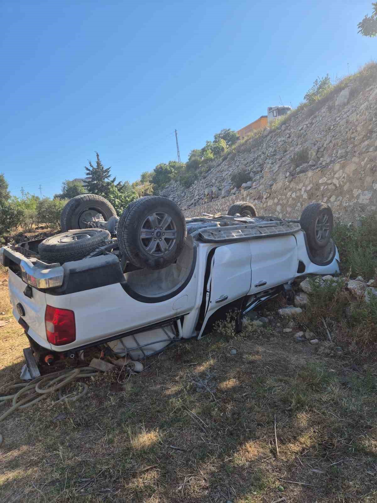 Uçurumdan yuvarlanan pikabın sürücüsü yaralandı 