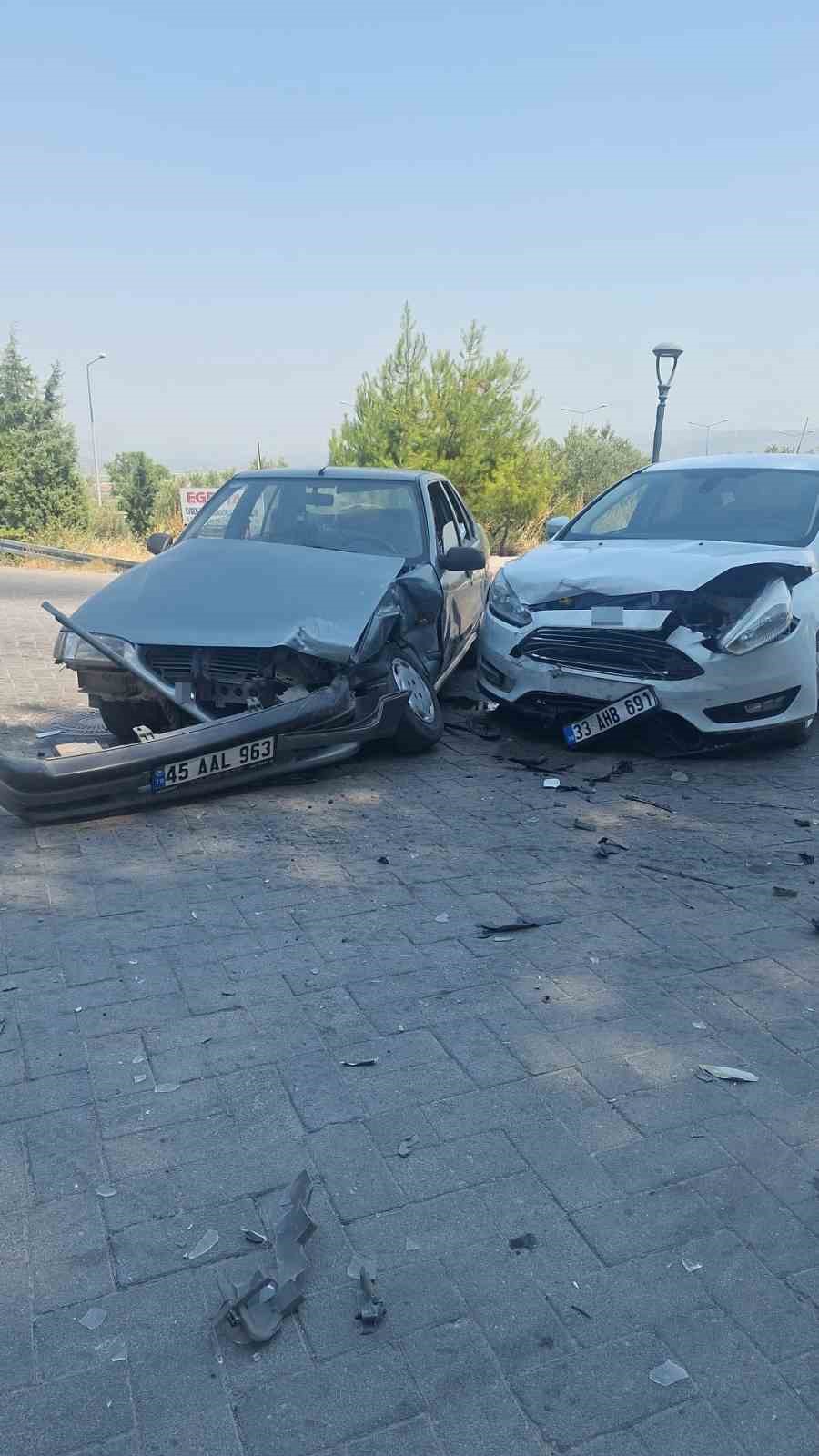 Kırkağaç’ta iki otomobil çarpıştı: 2 yaralı 