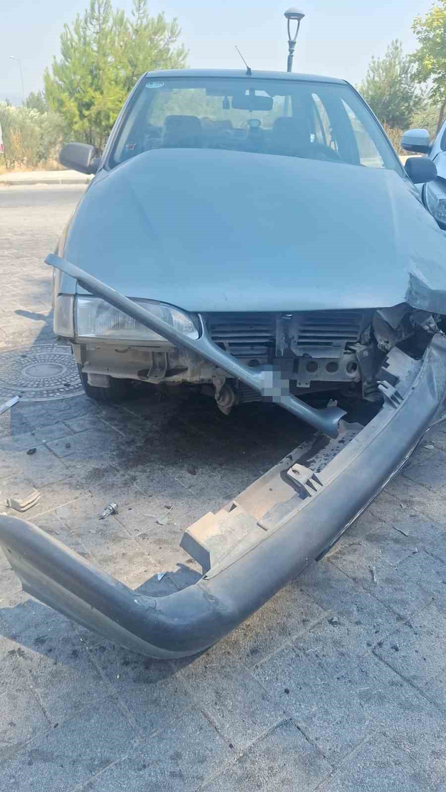 Kırkağaç’ta iki otomobil çarpıştı: 2 yaralı 