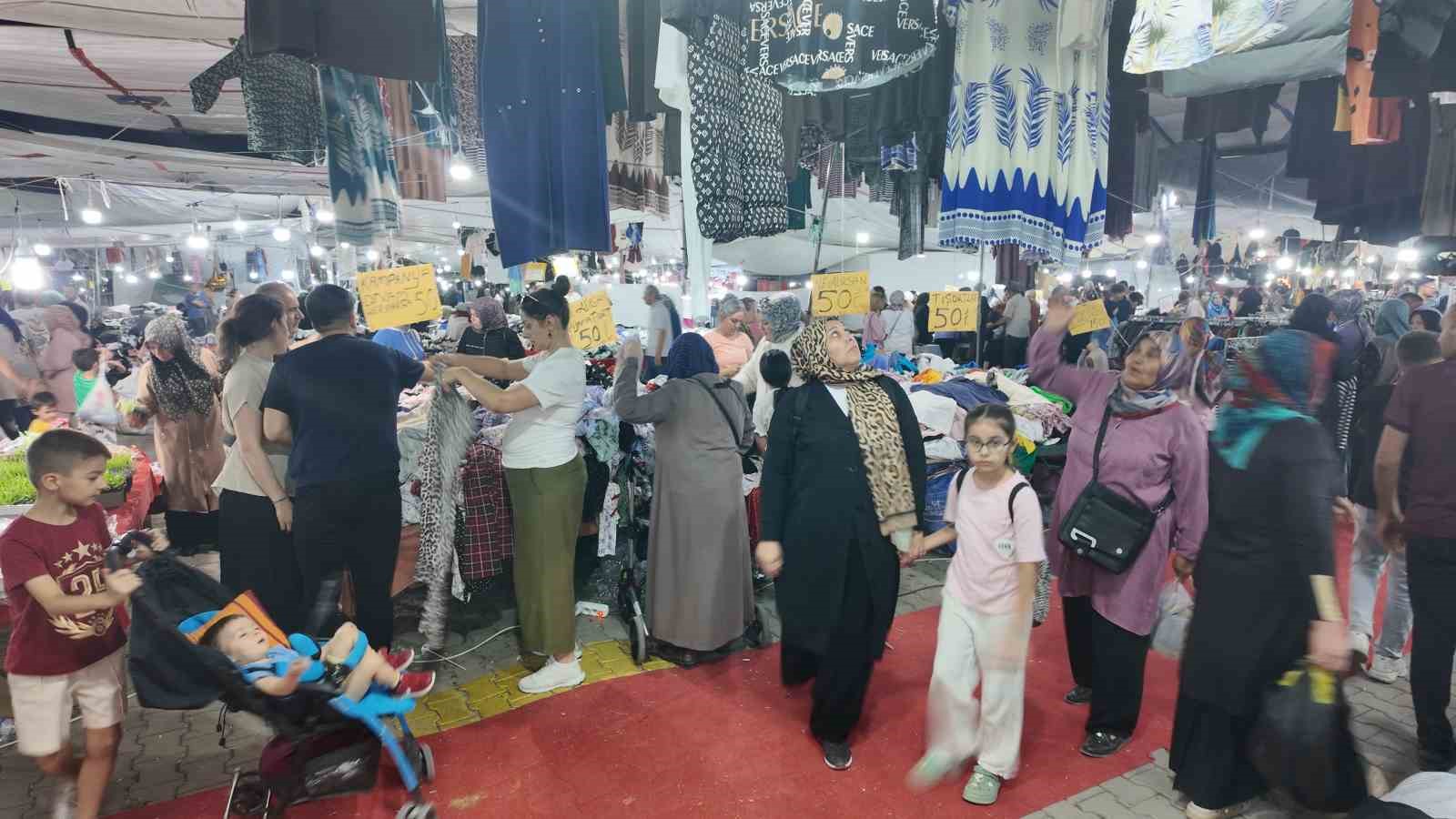 Gediz Tarhana Festivali’nde Kıyafet Pazarı yoğun ilgi görüyor 