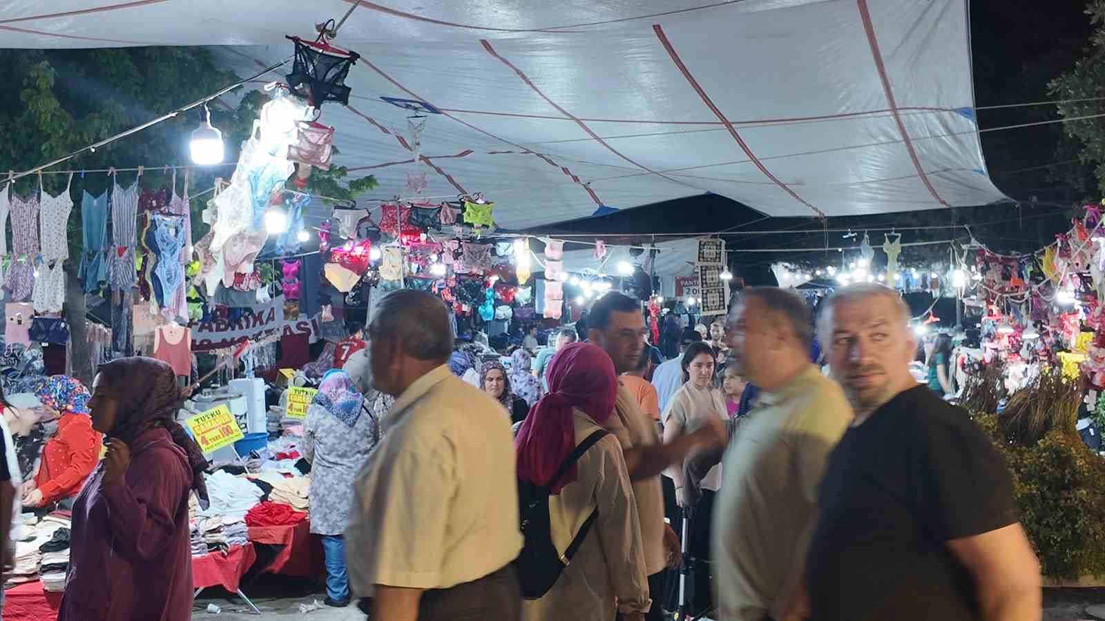 Gediz Tarhana Festivali’nde Kıyafet Pazarı yoğun ilgi görüyor 