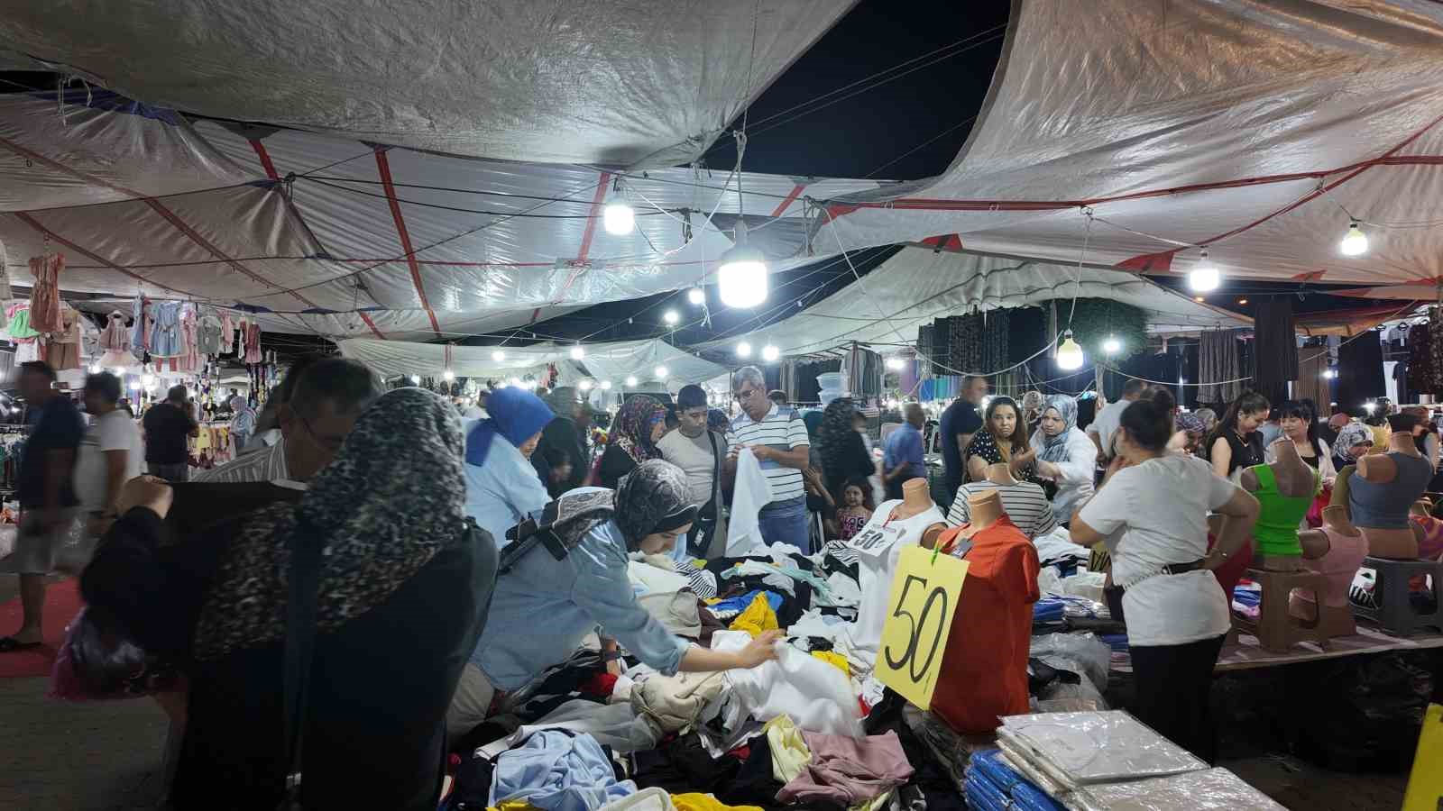 Gediz Tarhana Festivali’nde Kıyafet Pazarı yoğun ilgi görüyor 