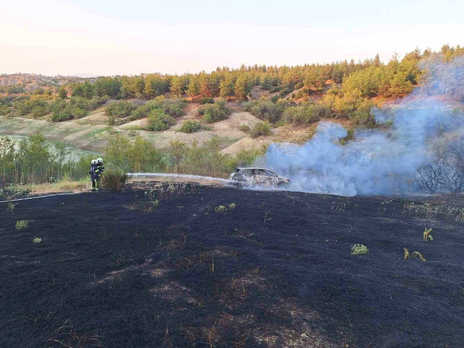 Araç yangınıyla başlayan orman yangını kısa sürede söndürüldü 