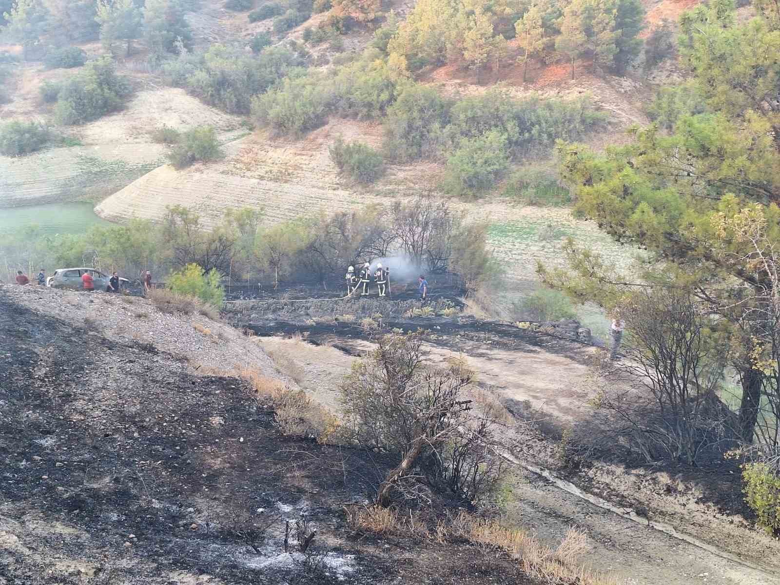 Araç yangınıyla başlayan orman yangını kısa sürede söndürüldü 