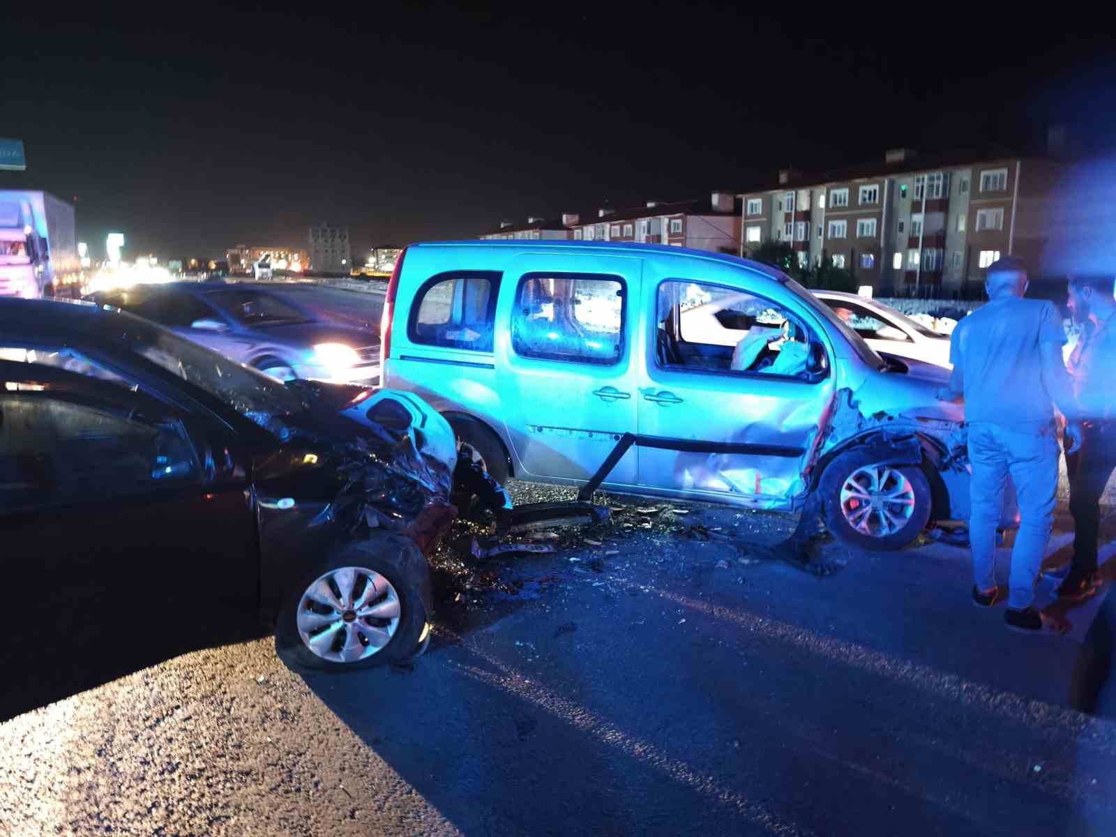 Bitlis’te trafik kazası: 6’sı çocuk 14 kişi yaralandı 