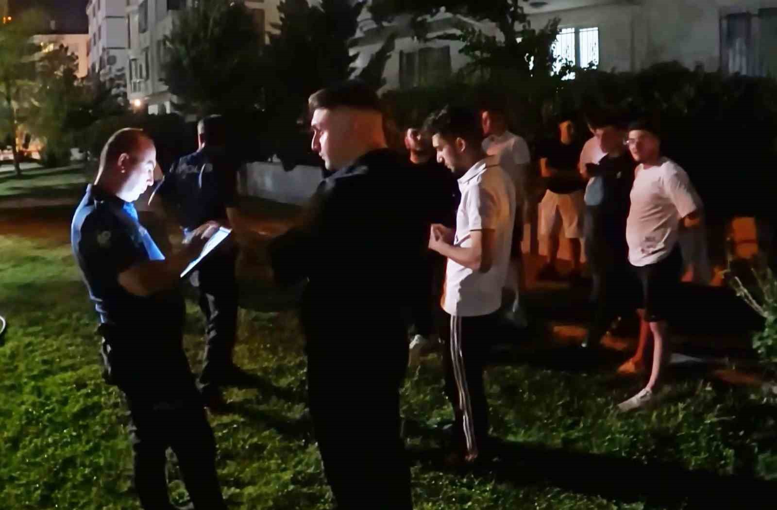 Park ve bahçeler dolup taşıyor, polis tüm şahısları sorgudan geçiriyor 