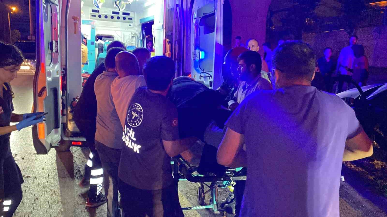 Köprü ayağına çarpan otomobil hurdaya döndü: 2 ağır yaralı 