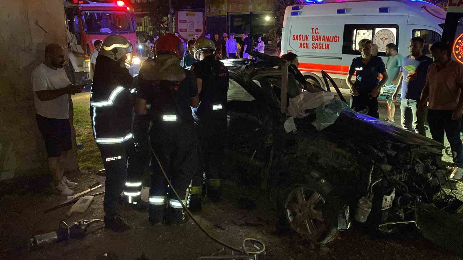 Köprü ayağına çarpan otomobil hurdaya döndü: 2 ağır yaralı 