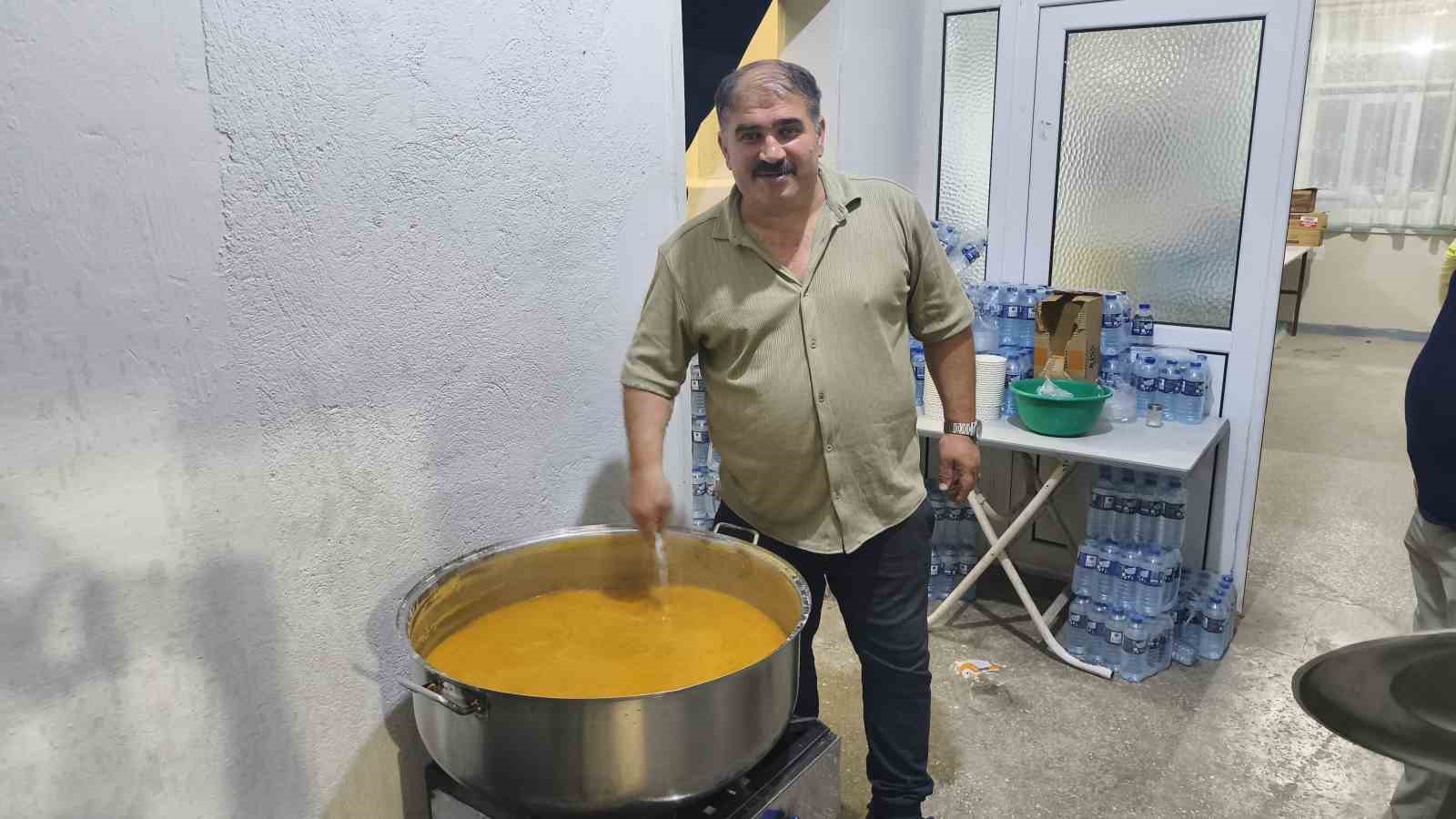 Yangın bölgesindeki muhtar köye gelen yardım ekibine çorba yaptı 