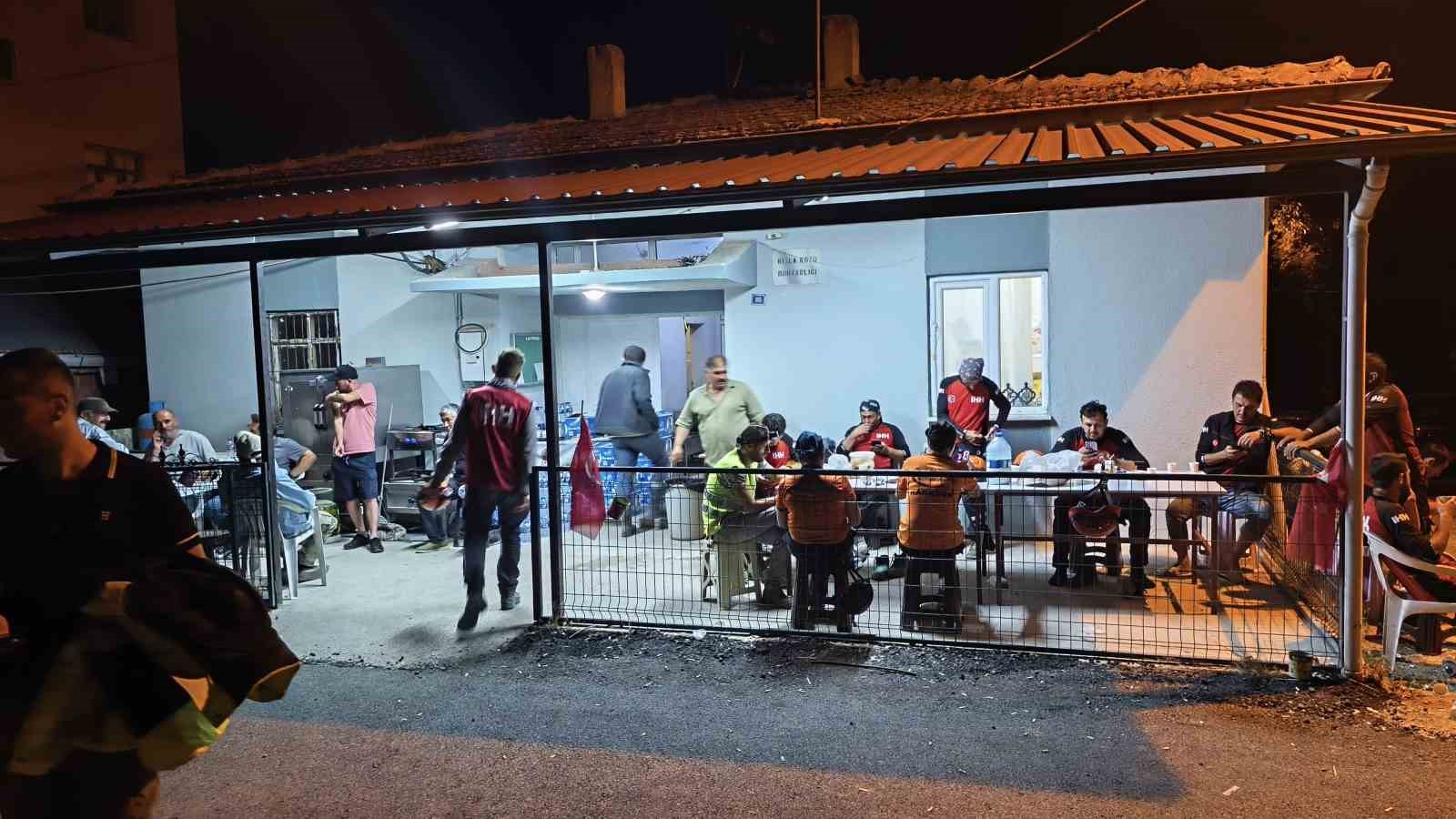Yangın bölgesindeki muhtar köye gelen yardım ekibine çorba yaptı 
