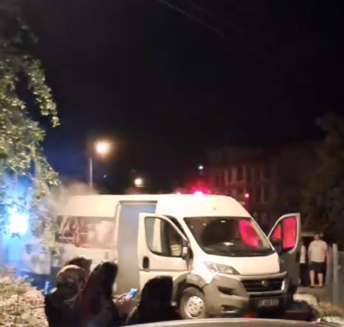 Mangal kömürü yüklü minibüste yangın 
