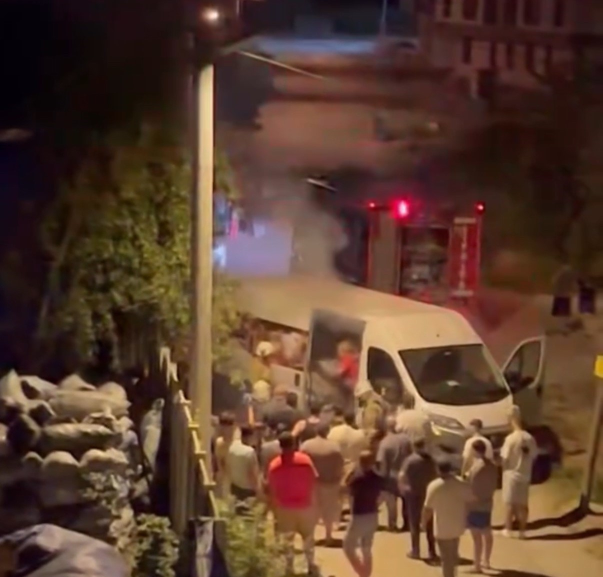 Mangal kömürü yüklü minibüste yangın 