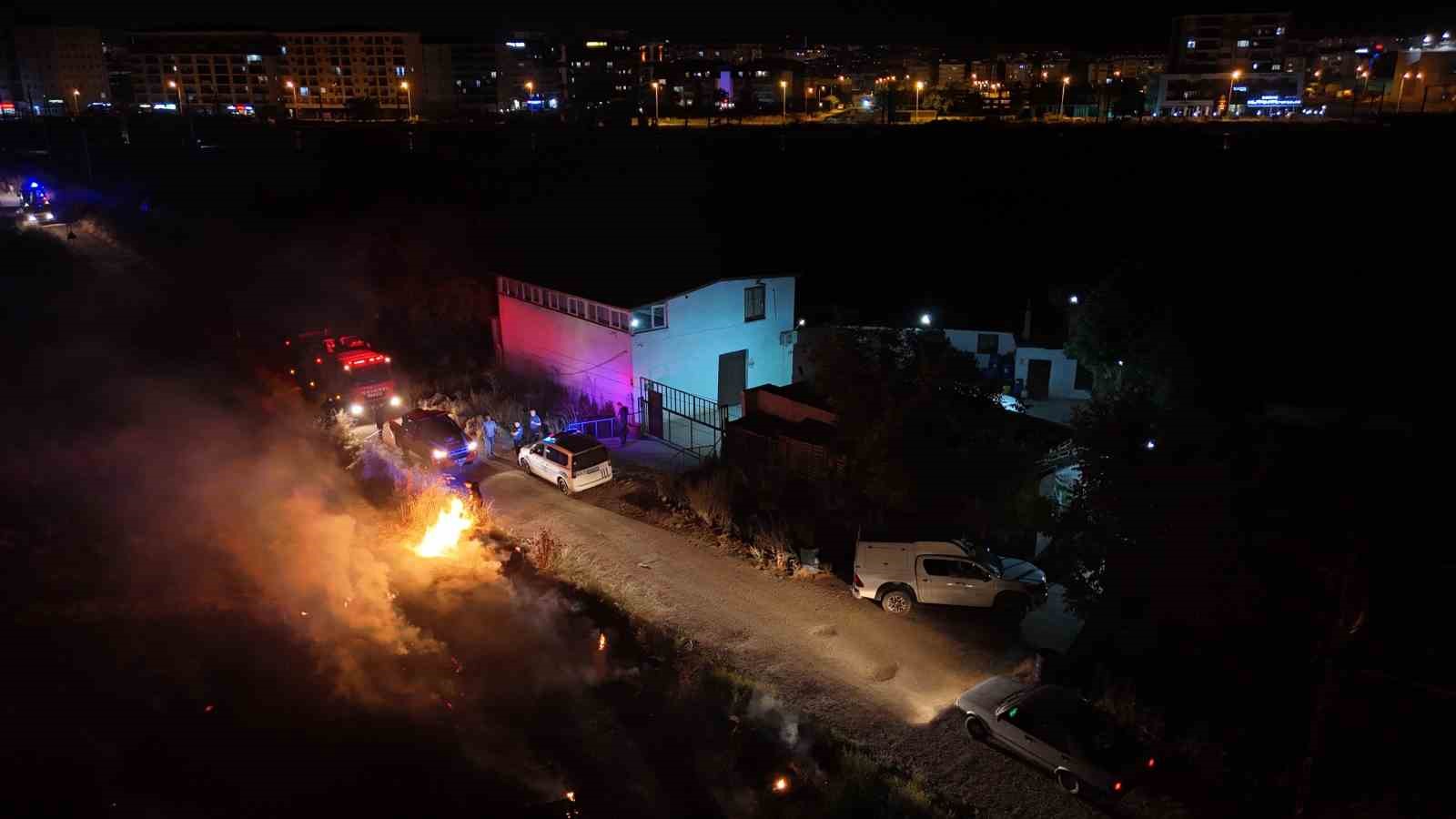 Edirne’de anız yangını paniğe neden oldu: Alevler evlere sıçramadan söndürüldü 