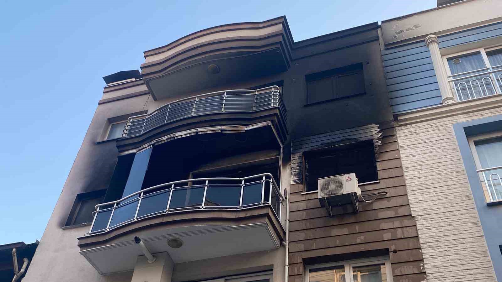 Alevlerin yükseldiği ev kullanılamaz hale geldi 
