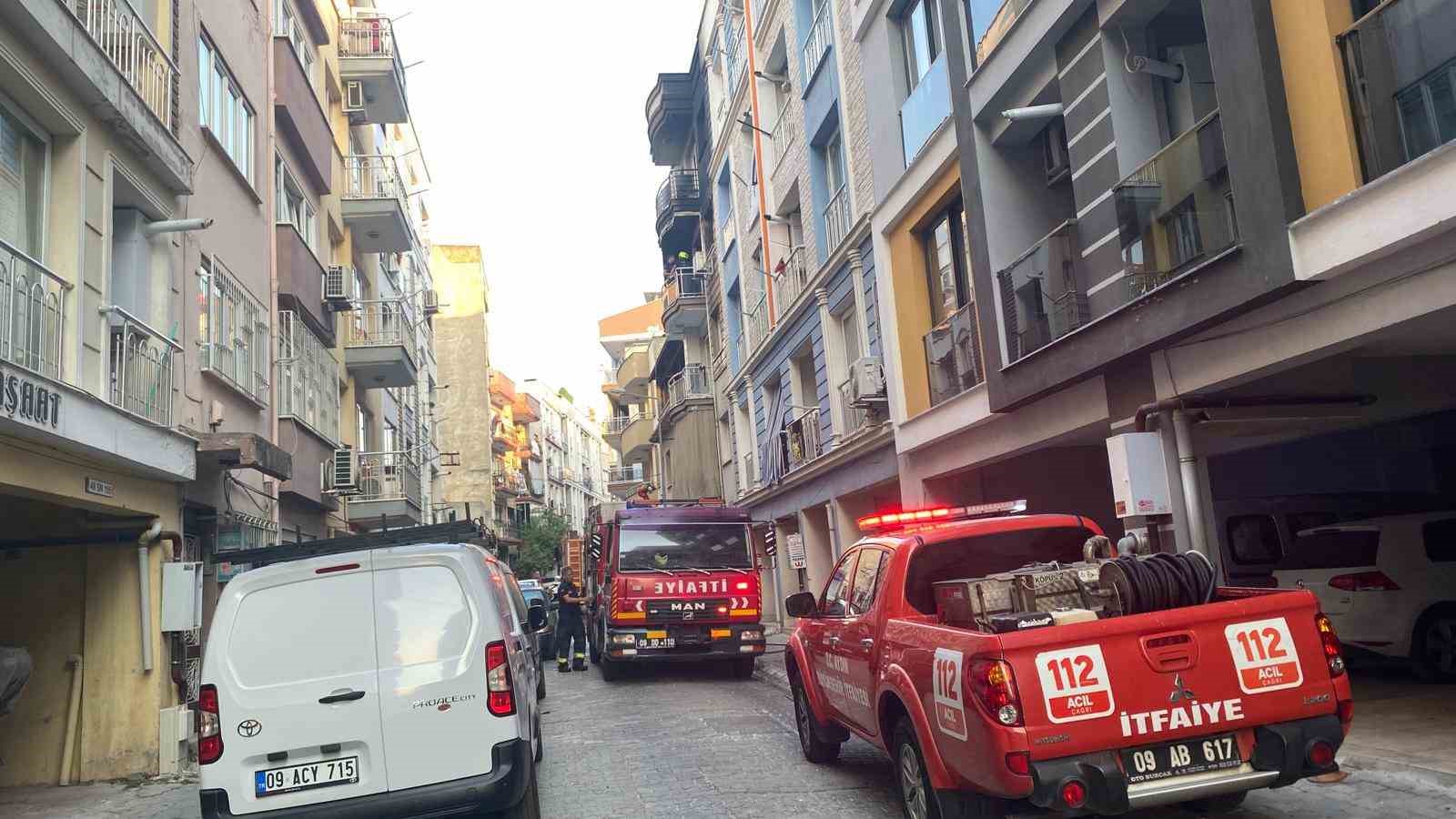 Alevlerin yükseldiği ev kullanılamaz hale geldi 