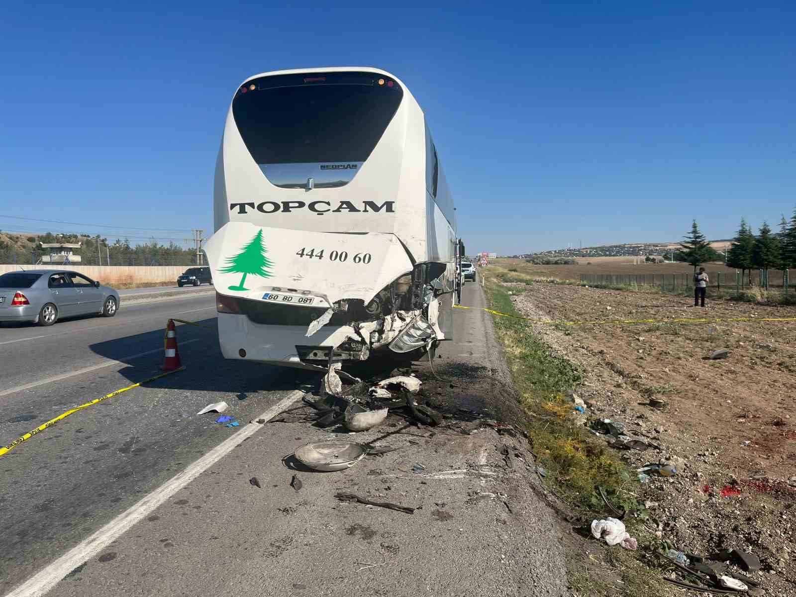 Ankara’da arızalanan otobüse kamyonet çarptı: 2 ölü, 1 ağır yaralı 