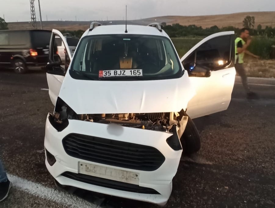 Van’da otomobil ile kamyonet çarptı: 6 yaralı 