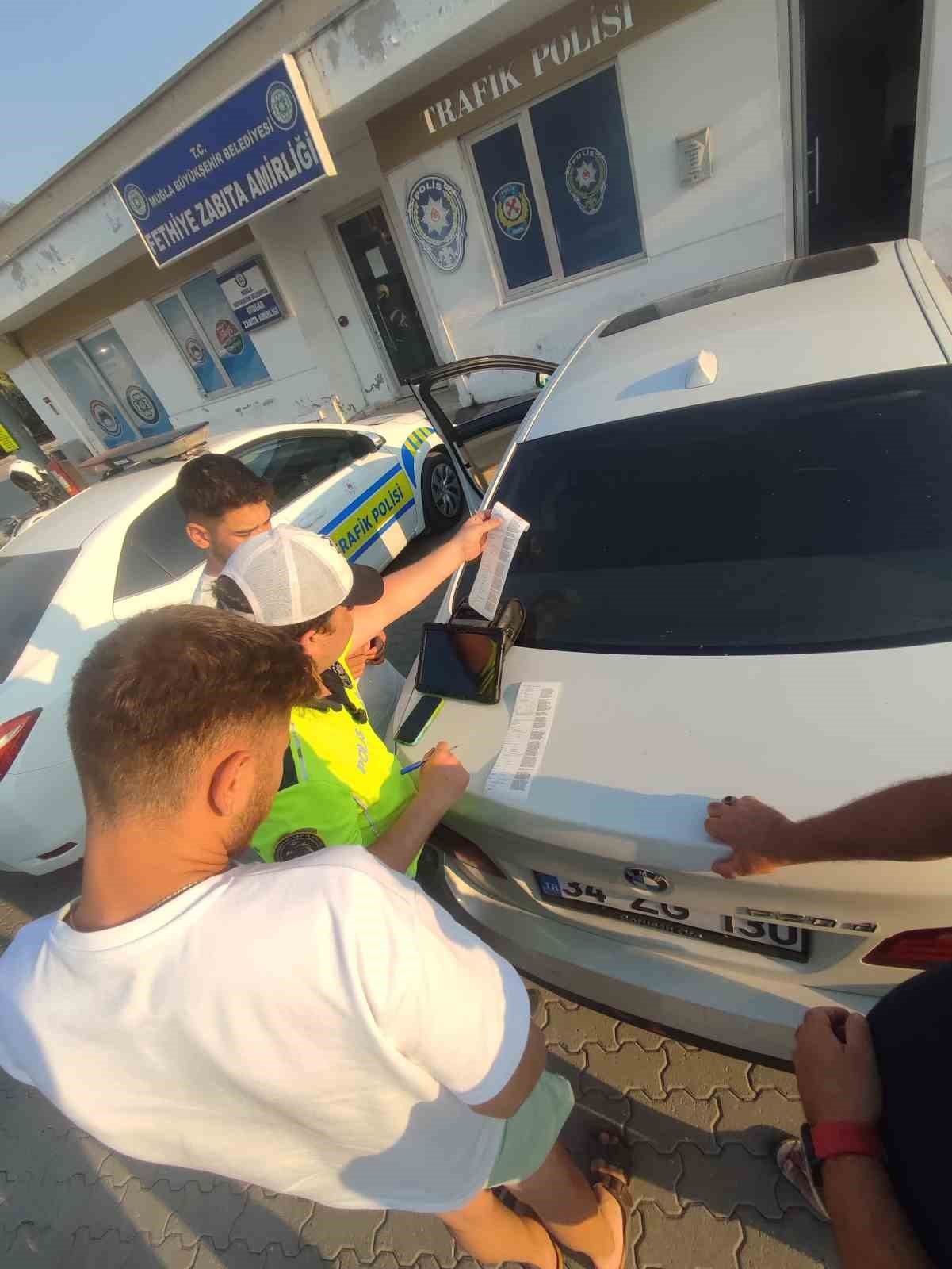 Trafikte camdan sarktı, sigara izmaritini yola attı 