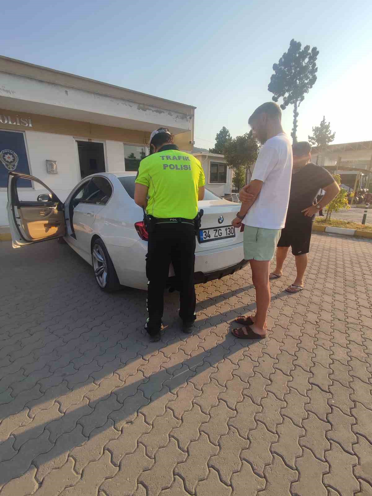 Trafikte camdan sarktı, sigara izmaritini yola attı 