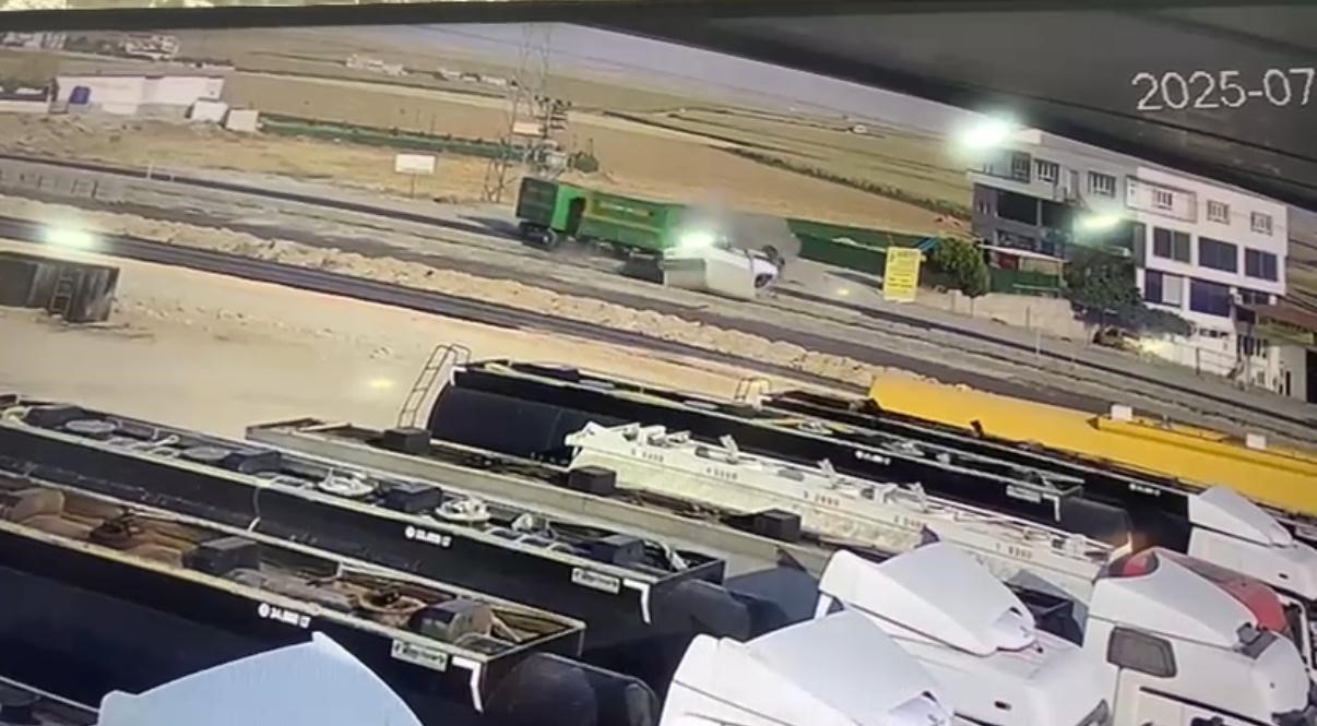 Batman’da kamyonet ile traktörün çarpıştığı kaza kamerada 