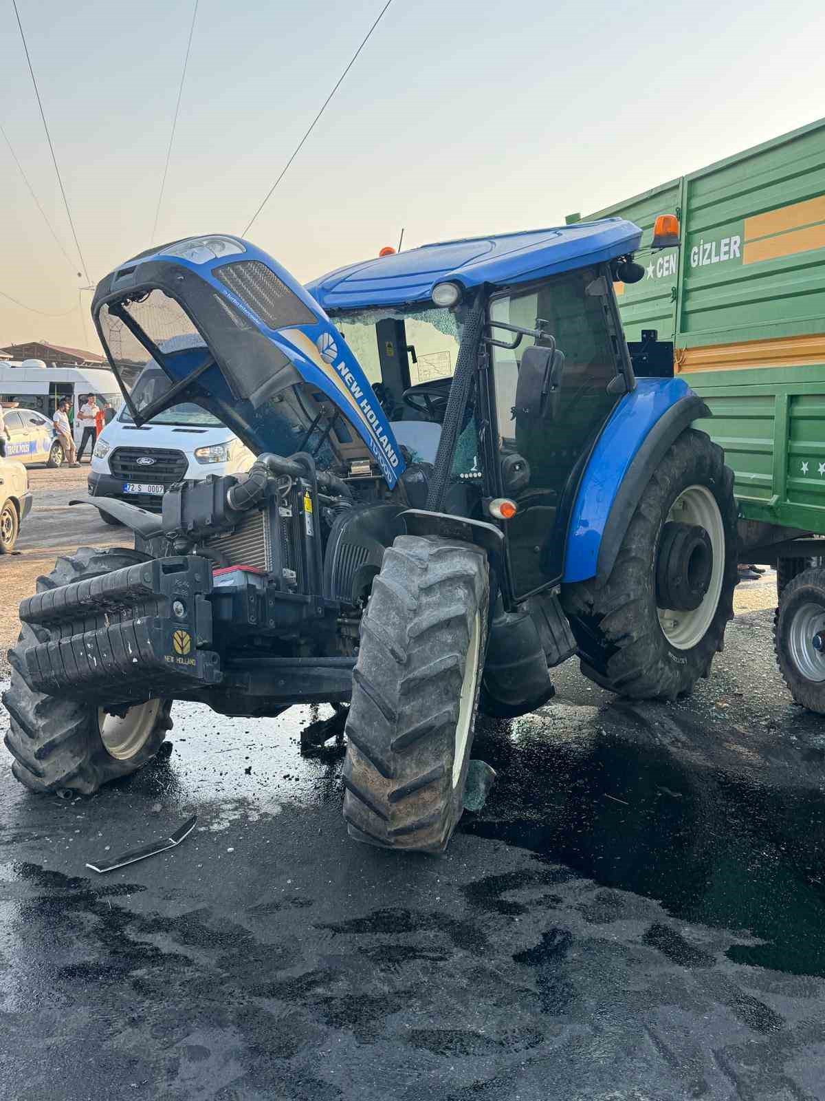 Batman’da kamyonet ile traktörün çarpıştığı kaza kamerada 