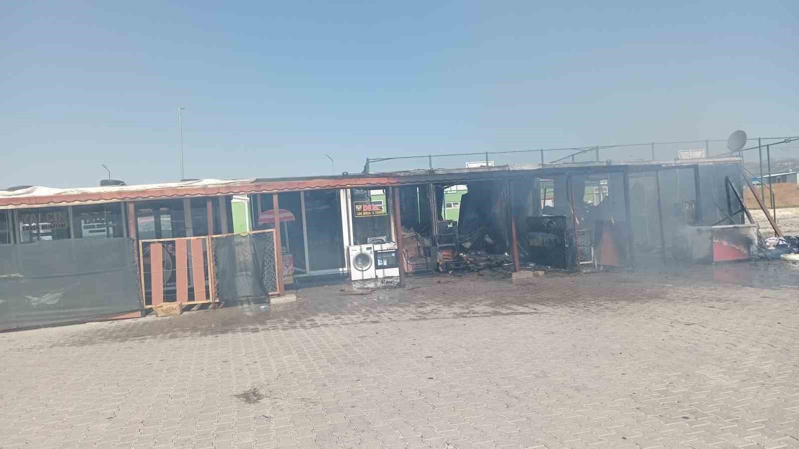 İki iş yeri yanarak kullanılamaz hale geldi 