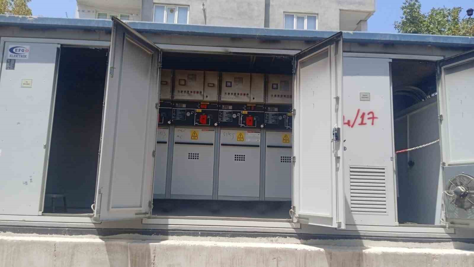 Sıcağa dayanamayan trafo alev aldı 