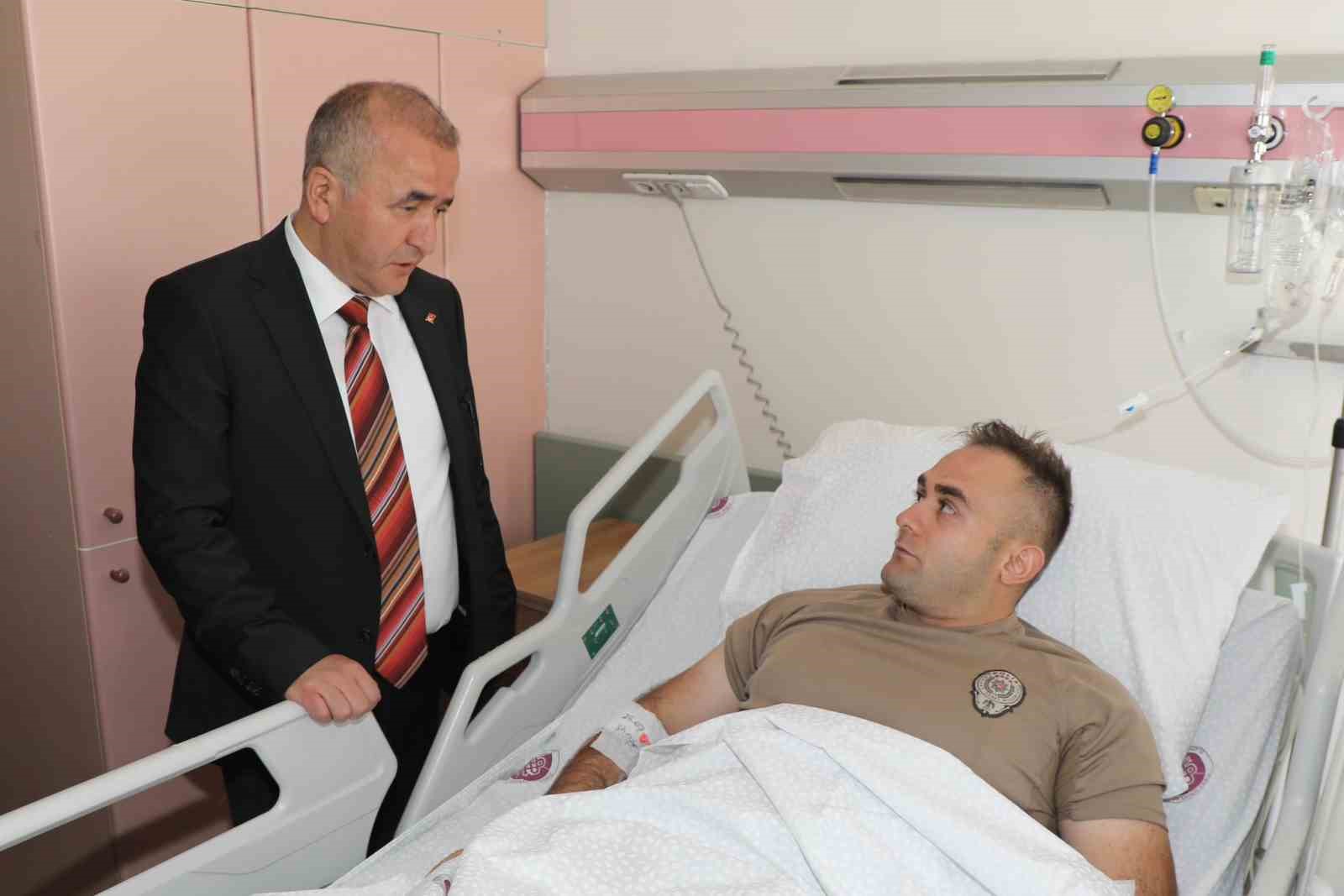 Elazığ’da il protokolü çatışmada yaralanan polisi ziyaret etti 