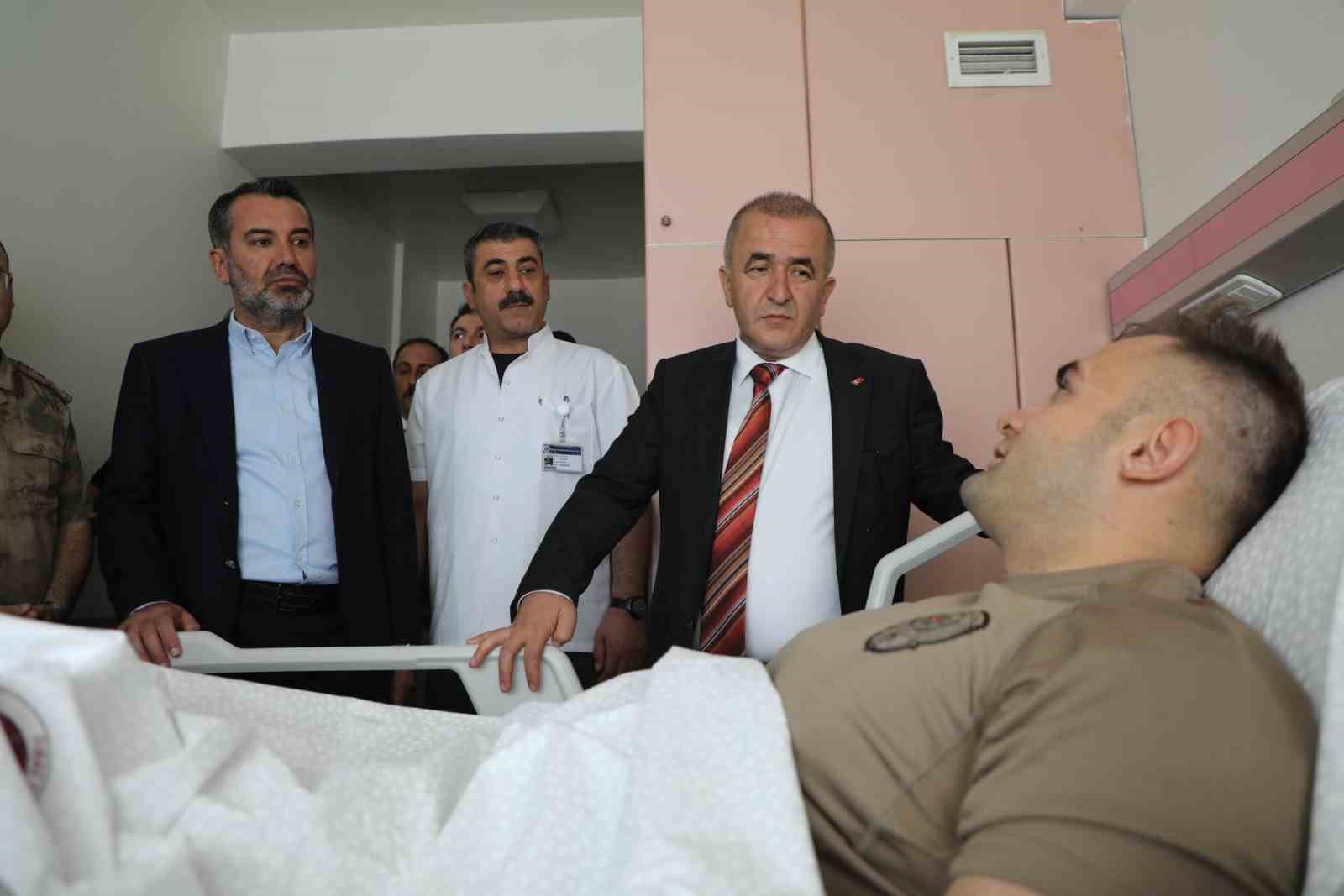 Elazığ’da il protokolü çatışmada yaralanan polisi ziyaret etti 