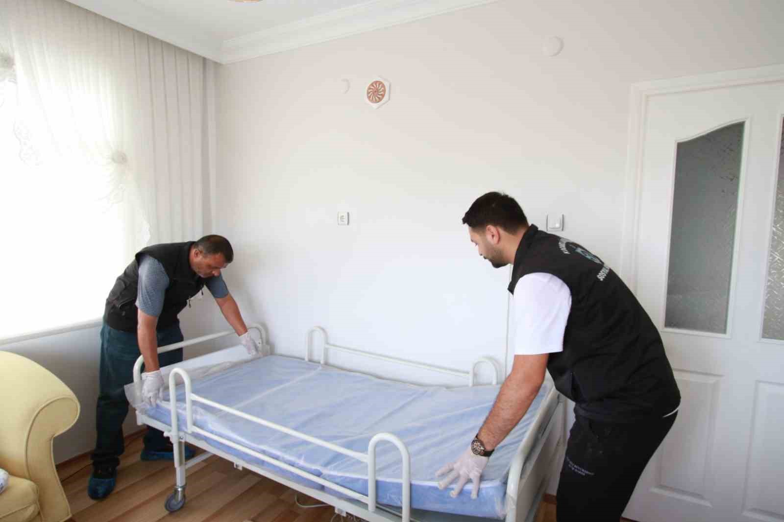 Yatağa bağımlı hastalara ekipman desteği 