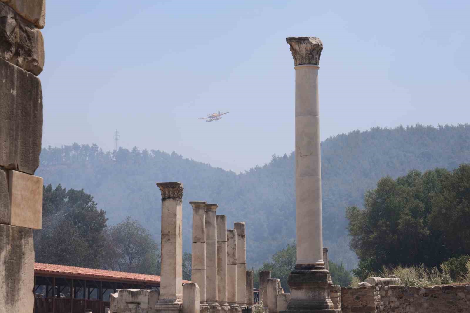 Muğla Stratonikia Antik Kenti’ni etkileyen zirai alan yangını kontrol altına alındı 
