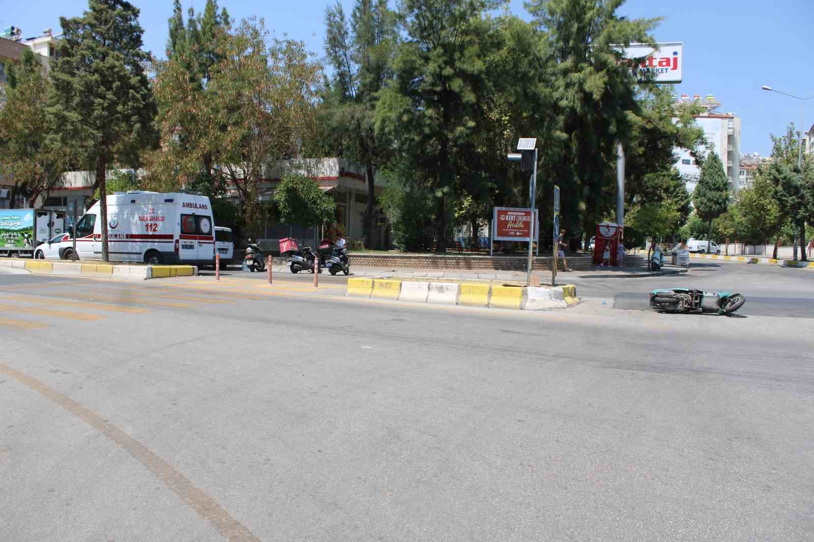 Otomobille çarpışan motosikletteki iki kişi yaralandı 