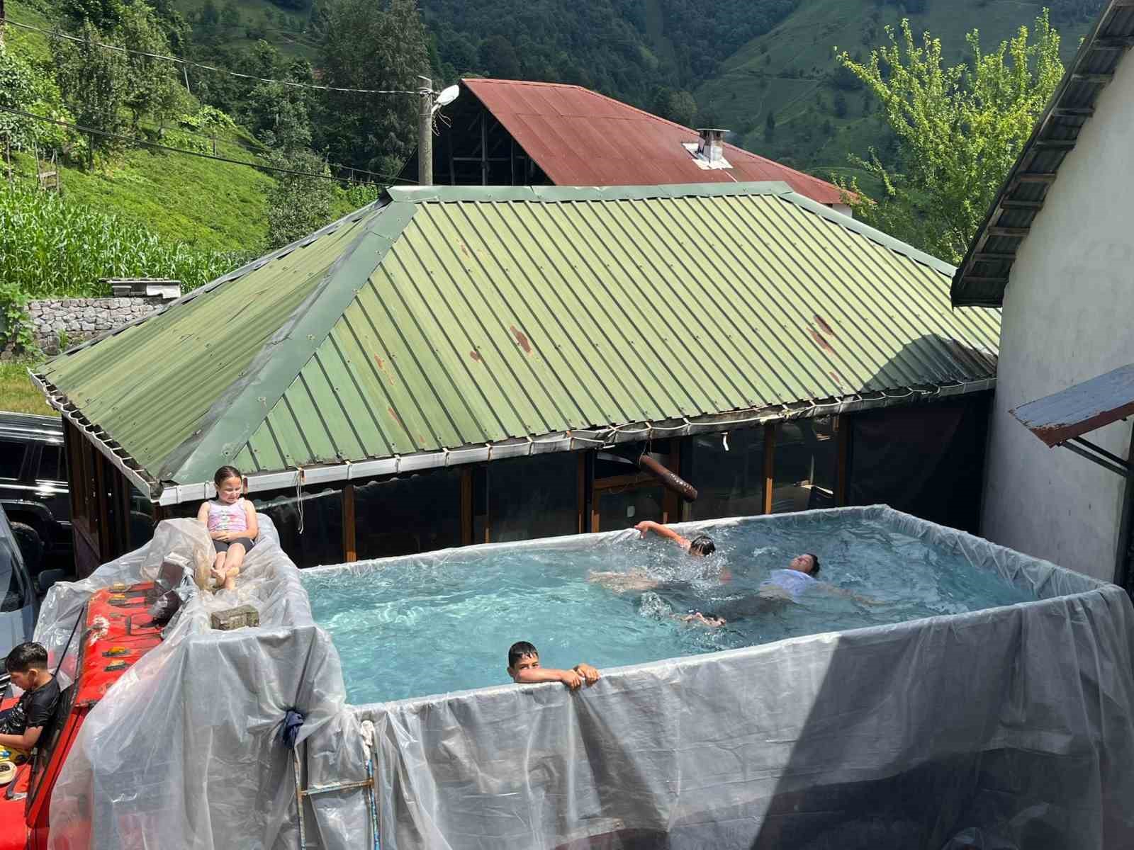 Rize’de sıcaktan bunalan çocuklar için kamyonun kasasını su ile doldurdu 