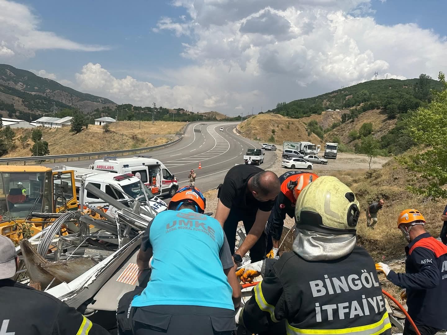 Bingöl’de hurda yüklü pikap devrildi: 1 yaralı 